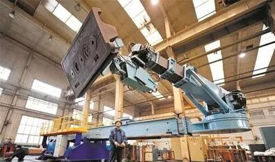 中信重工研發的重型磨機換襯板智能機器人