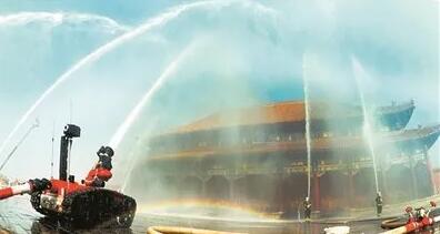 中信重工研發的機器人在北京故宮博物院參與消防實戰演練