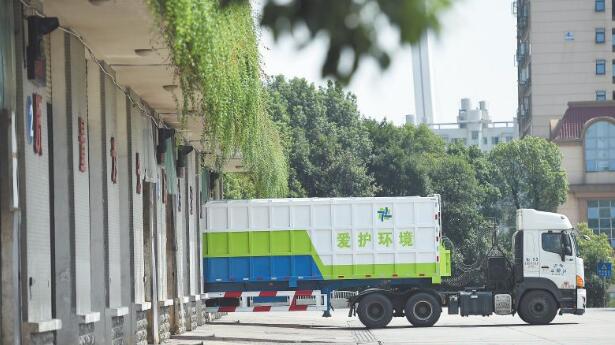 長沙第一垃圾中轉場內，大型垃圾中轉車正在裝車。隨著垃圾分類工作推進，生活垃圾控量效果初步顯現。