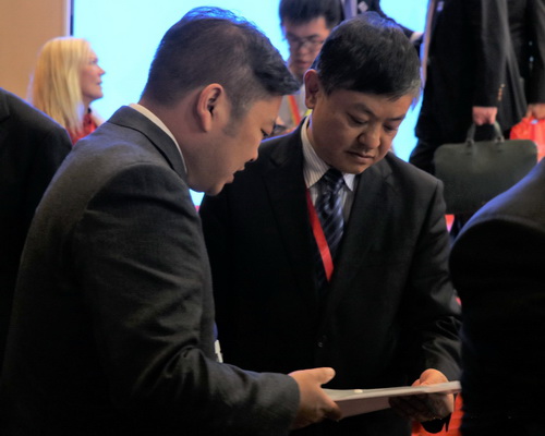 生態環境部副部長黃潤秋認真聽取陳董事長匯告