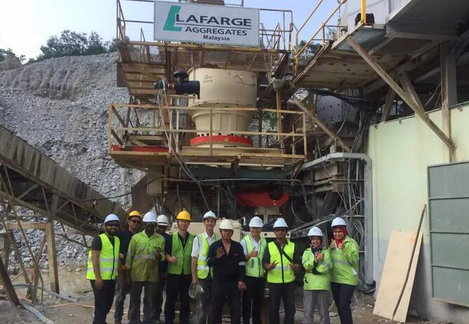 圖二 南昌礦機工作人員與客戶合影