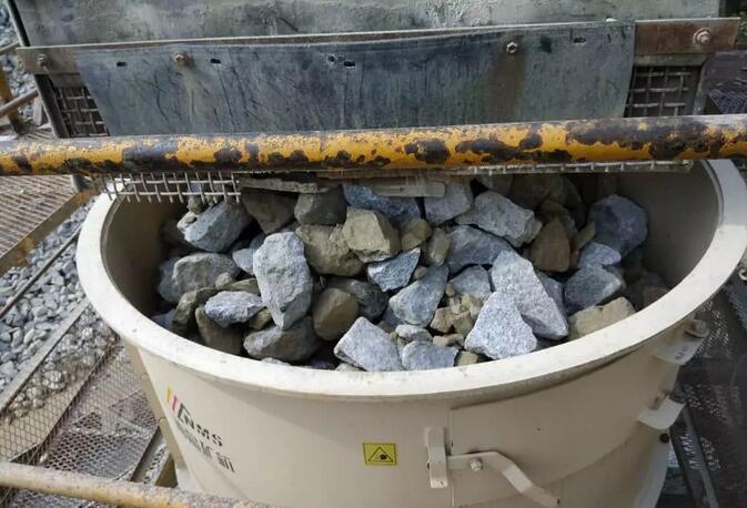 圖三 南昌礦機單缸圓錐破碎機帶料運行