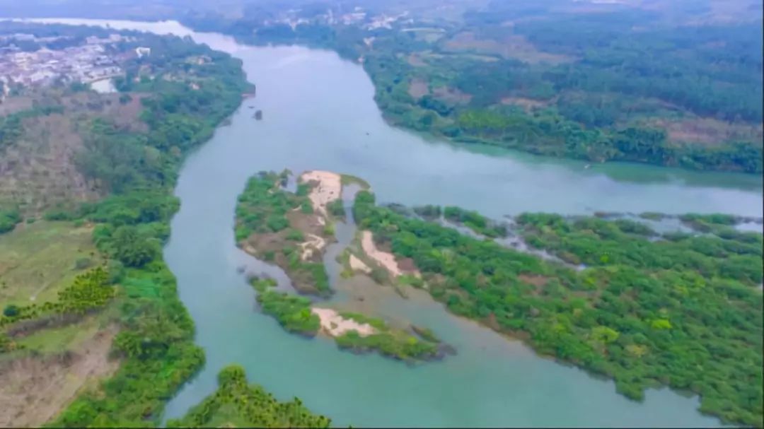 非法采砂曾使海南母親河&mdash;&mdash;南渡江傷痕累累