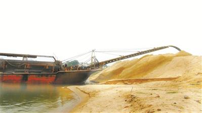 圖為一艘正在作業的采砂船