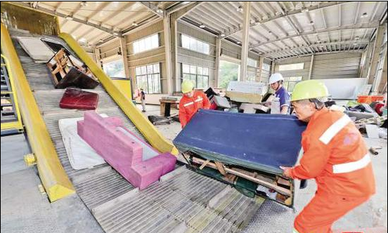 在湖里區大件垃圾處理廠，工作人員正在搬運大件物品