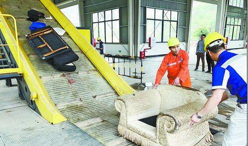 環衛工人在破碎機的幫助下，輕松處理大件垃圾。