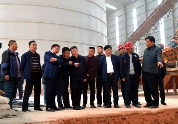 陳澎一行視察采礦生產工藝