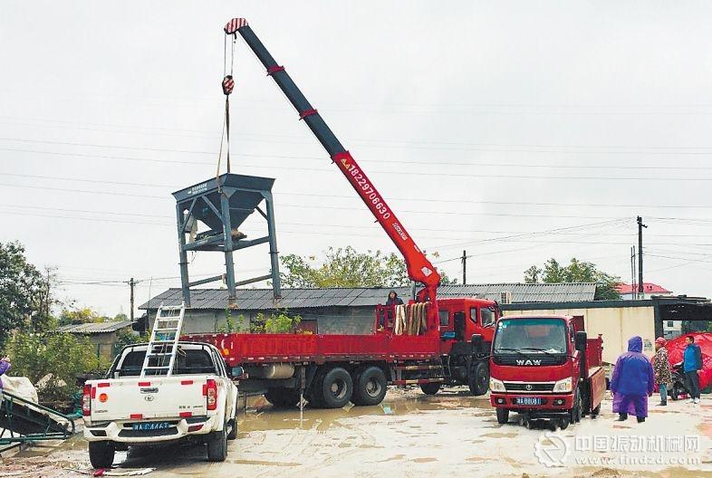 執法人員用手機全程拍攝記錄執法行動，上傳新媒體平臺，執法細節公開透明