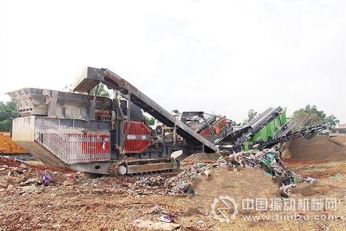 作業中的建筑垃圾處理機械。