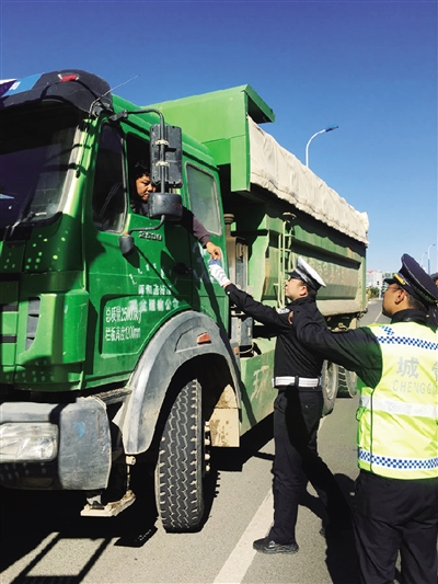 呼和浩特市城管部門聯合交管部門檢查建筑垃圾運輸車輛已成為常態化工作。