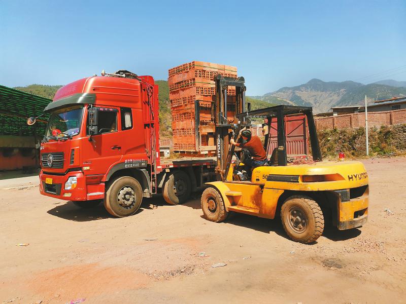 3月14日，普格縣特補(bǔ)鄉(xiāng)成鑫磚廠工人正在裝磚