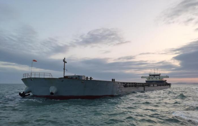 福州海警查扣的涉案運砂船