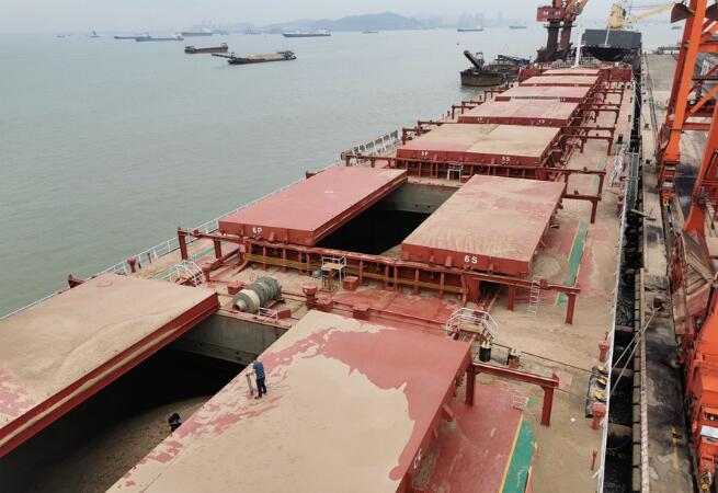 東莞海警局查扣的萬級運砂船