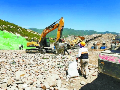 燕山鳳凰亭2號涵洞黑渣土場上，工人正在對建筑垃圾與生活垃圾進行二次分揀。