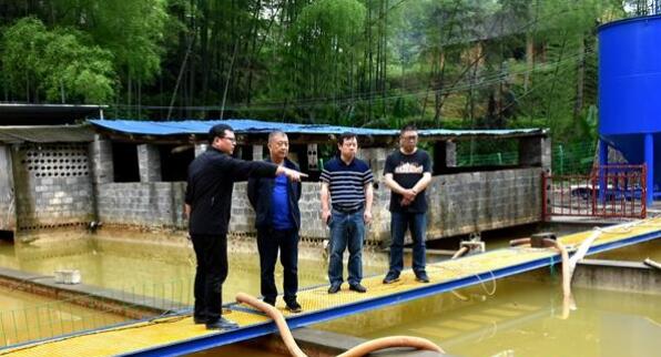 益陽市生態(tài)環(huán)境局桃江分局負(fù)責(zé)人實(shí)地查看廢水處理廠設(shè)備試運(yùn)行情況。