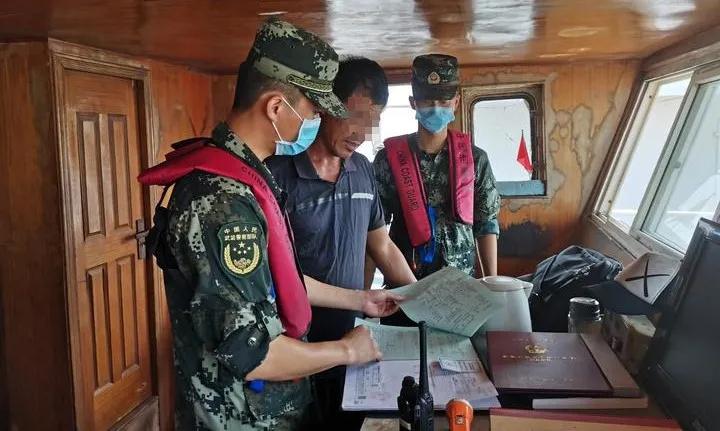 ▲執法人員依法檢查船舶信息