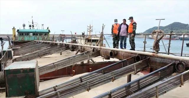 海警戰士帶人指認涉案沙船