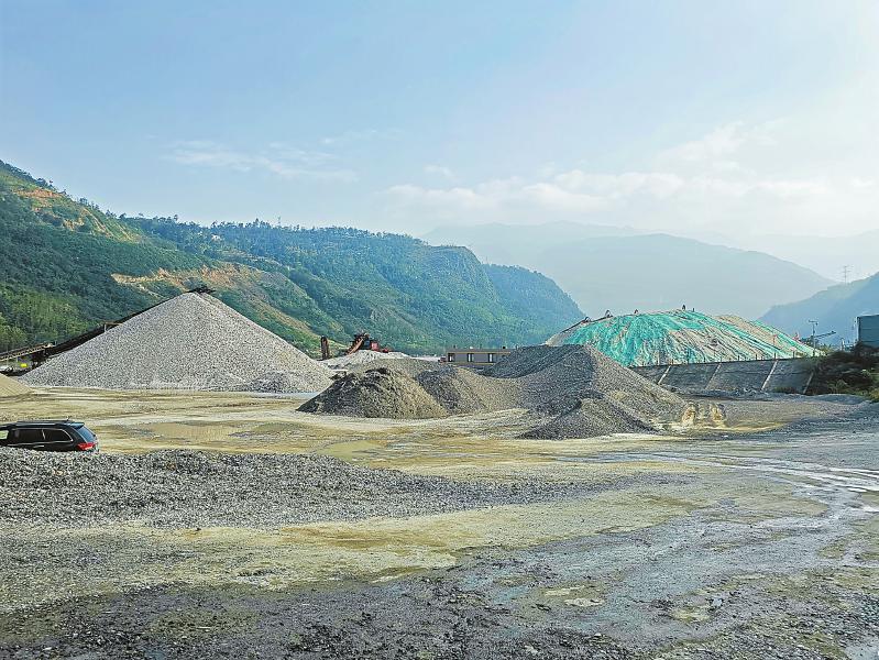 10月23日，位于樂山市峨邊縣境內大渡河岸邊的一處采砂基地內，河砂堆成了小山。