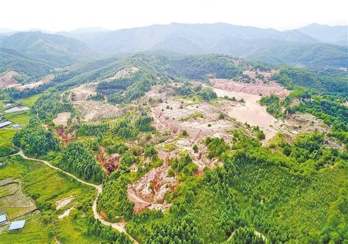 江西大余縣南安鎮新華村滴水龍廢棄稀土礦山治理前