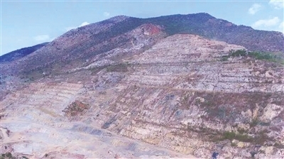 復綠前光禿禿的山