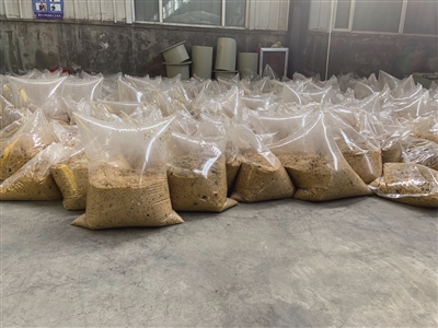 大件垃圾粉碎后的實木碎末與發酵的餐廚垃圾攪拌成為飼料