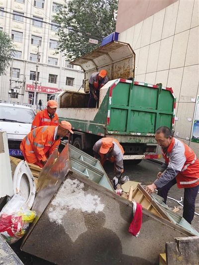 大件垃圾被裝車清運到分揀中心