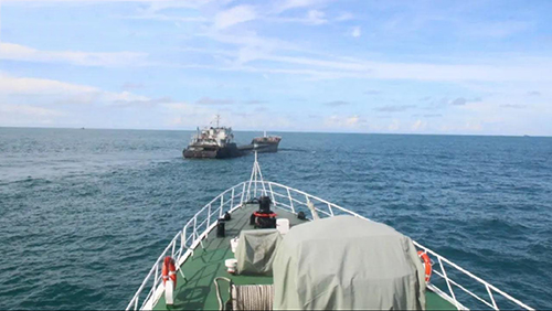 △海警艦艇在轄區海域巡邏時發現可疑船只