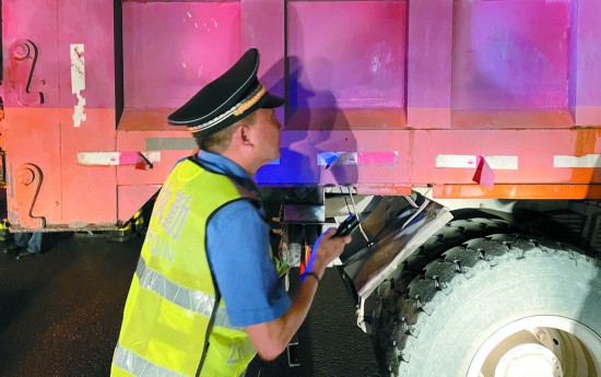 執法人員對建筑垃圾運輸車輛進行檢查