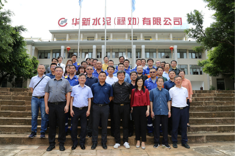 參加現(xiàn)場(chǎng)移交儀式領(lǐng)導(dǎo)合影