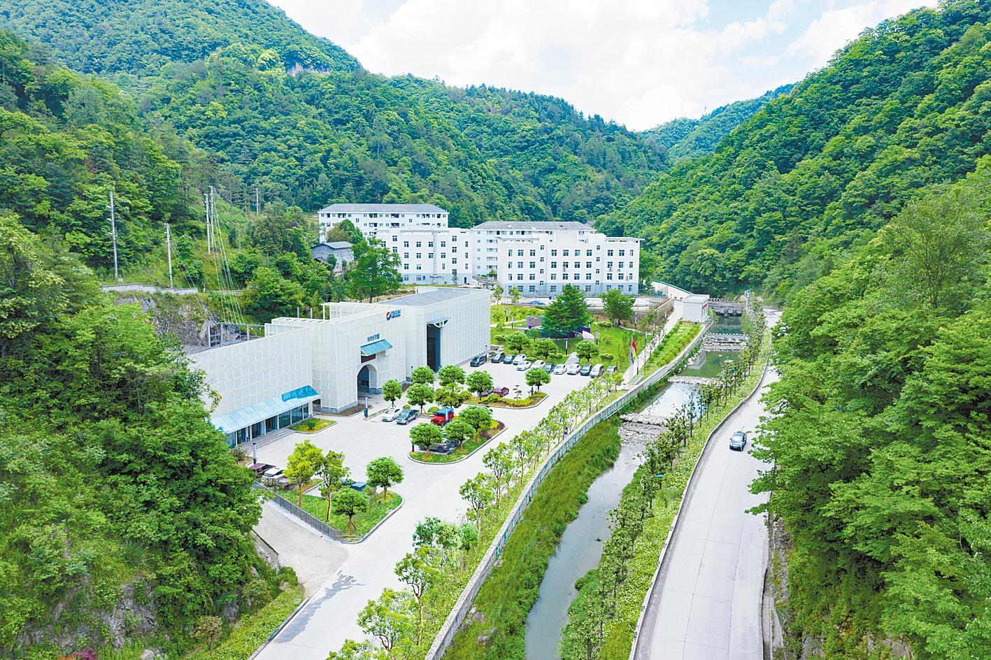 青山環抱、草木蔥蘢的興發集團樹崆坪磷礦