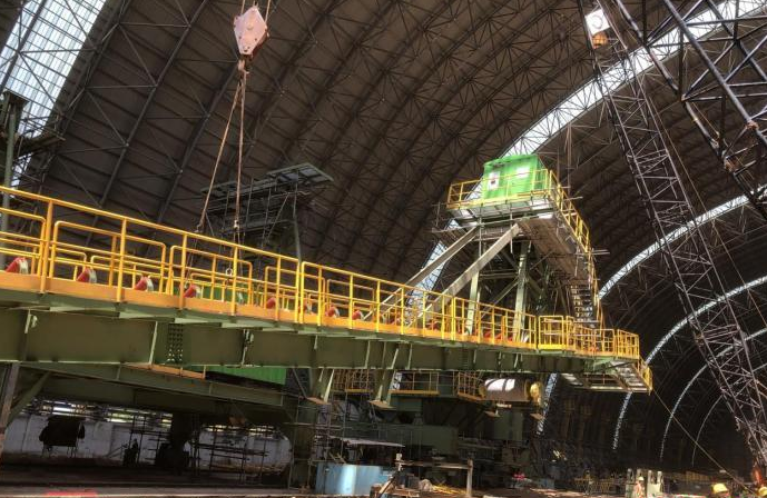 北方重工臂式回轉(zhuǎn)堆料機在菲律賓MPGC項目現(xiàn)場組裝安裝?！∵|寧省發(fā)改委供圖