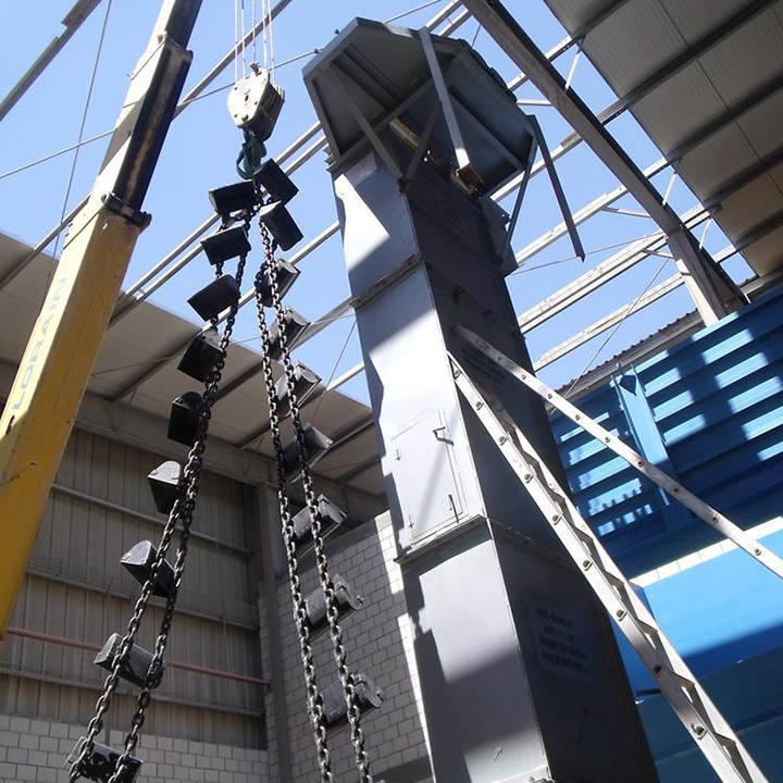 環(huán)鏈斗式提升機(jī)安裝現(xiàn)場圖