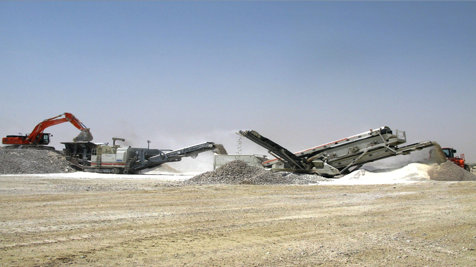 LT1315移動破碎站和ST358移動篩分站聯合作業(yè)