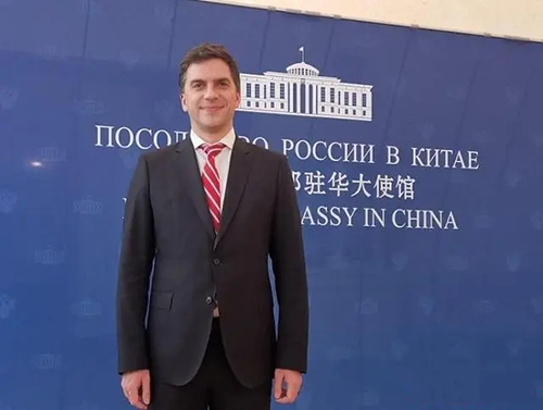 西伯利亞煤炭能源股份公司總經(jīng)理巴索夫在北京接受媒體采訪。