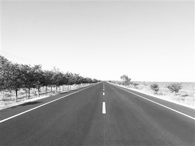 圖為省道201線鹽池花馬寺至郝家臺段，這段公路利用廢舊瀝青銑刨料攤鋪完成。受訪者供圖