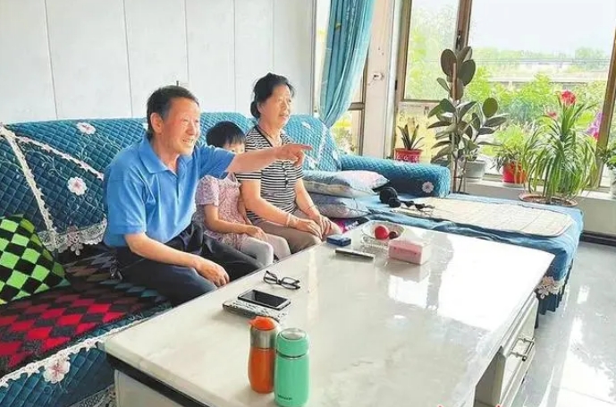 窯街沉陷區生態治理工程和民生改善項目實施后，居民搬入寬敞明亮的新居。