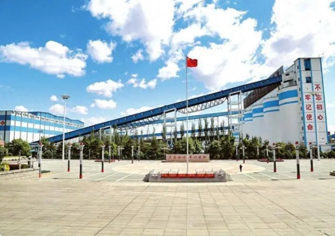 藍天白云下的塔山工業廣場，彰顯出生態優先、綠色發展的新風貌。