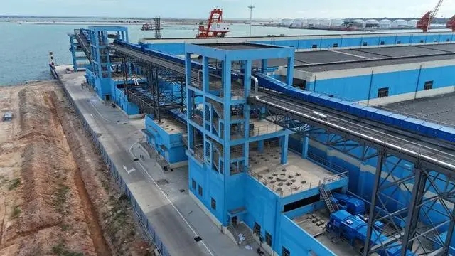 新建的化肥倉庫帶式輸送機作業線。中交一航局供圖