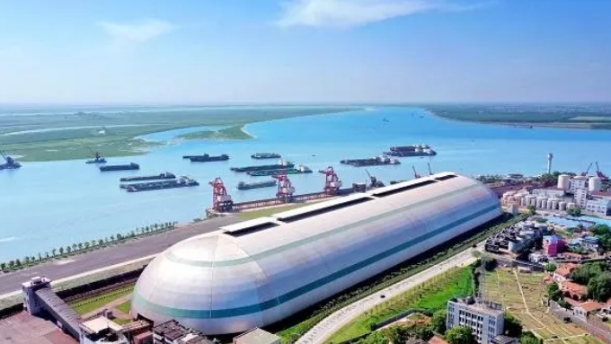 湖南省城陵磯港口集團岳陽城港公司港口碼頭一角。