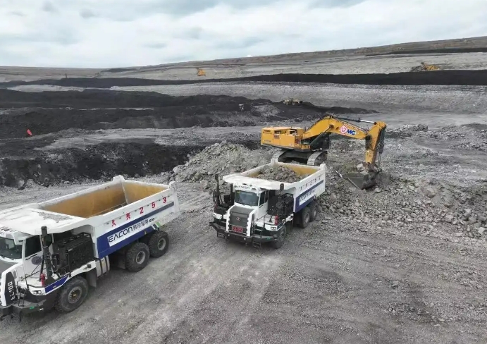 無人駕駛礦卡在礦區作業