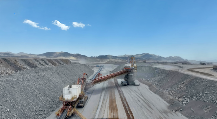 6月3日，露天煤礦剝離半連續(xù)系統(tǒng)排土機正在工作。