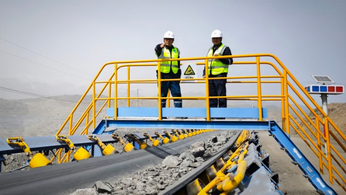 6月3日，工作人員在查看露天煤礦剝離半連續(xù)系統(tǒng)皮帶運轉(zhuǎn)情況。