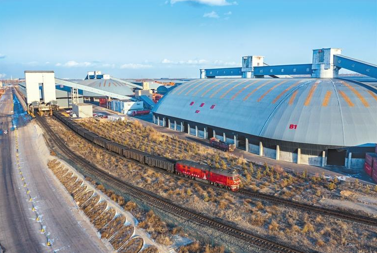 圖為9月4日14時許，滿載3874噸煤炭的24243次貨物列車從曹家伙場站緩緩駛出，開往山東日照港。 受訪者供圖